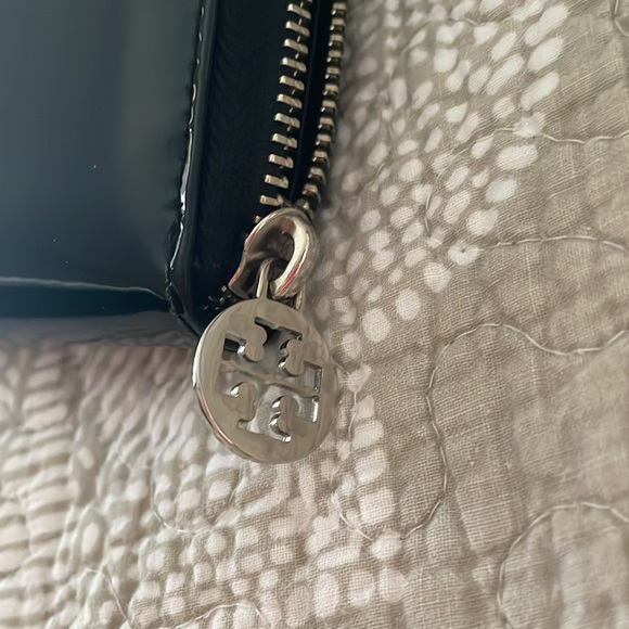 🎉HP🎉Tory Burch Patent Leather Continental Logo Zip Wallet in Black🖤 - Picture 8 of 10